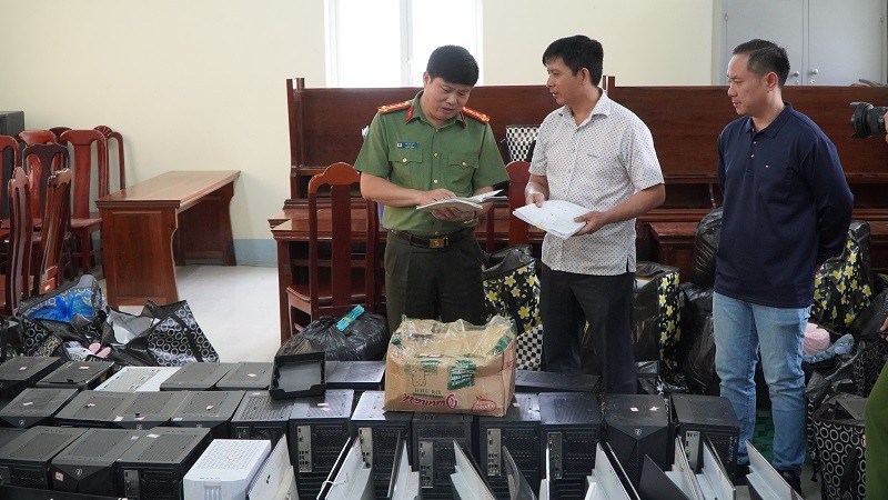 Đại tá Vũ Văn Đấu, Giám đốc Công an tỉnh Điện Biên kiểm tra tang vật thu giữ. Ảnh: DƯƠNG THÀNH TRUNG
