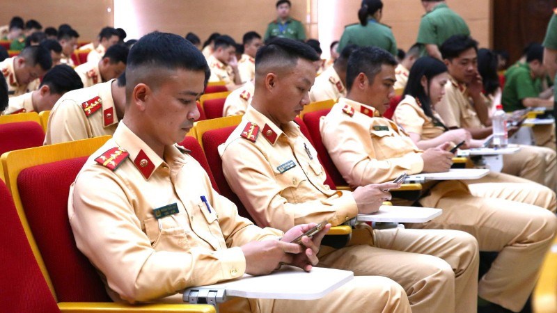 Cán bộ, chiến sĩ Công an thành phố Hà Nội tham gia kỳ thi kết thúc khóa học trực tuyến đào tạo kỹ năng số, chuyển đổi số và ứng dụng trí tuệ nhân tạo thông qua nền tảng \