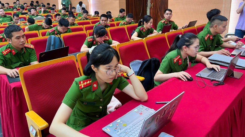Cán bộ, chiến sĩ Công an thành phố Hà Nội tham gia khóa học đào tạo kỹ năng số, ứng dụng Al.