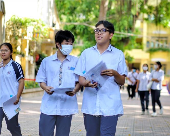 Các thí sinh sau khi hoàn thành môn Ngoại ngữ kỳ thi tuyển sinh lớp 10 tại điểm thi trường THPT Việt Đức (quận Hoàn Kiếm). Ảnh minh họa: Tuấn Đức/TTXVN
