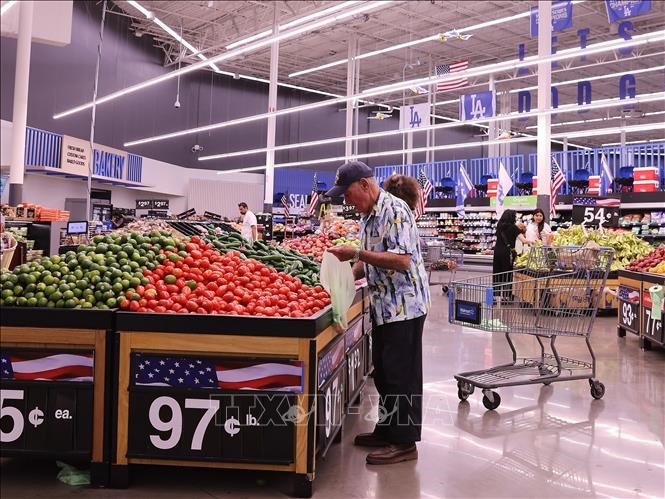Người tiêu dùng mua hàng trong cửa hàng của Tập đoàn bán lẻ Walmart ở Los Angeles, bang California, Mỹ ngày 20.5.2025. Ảnh: THX/TTXVN