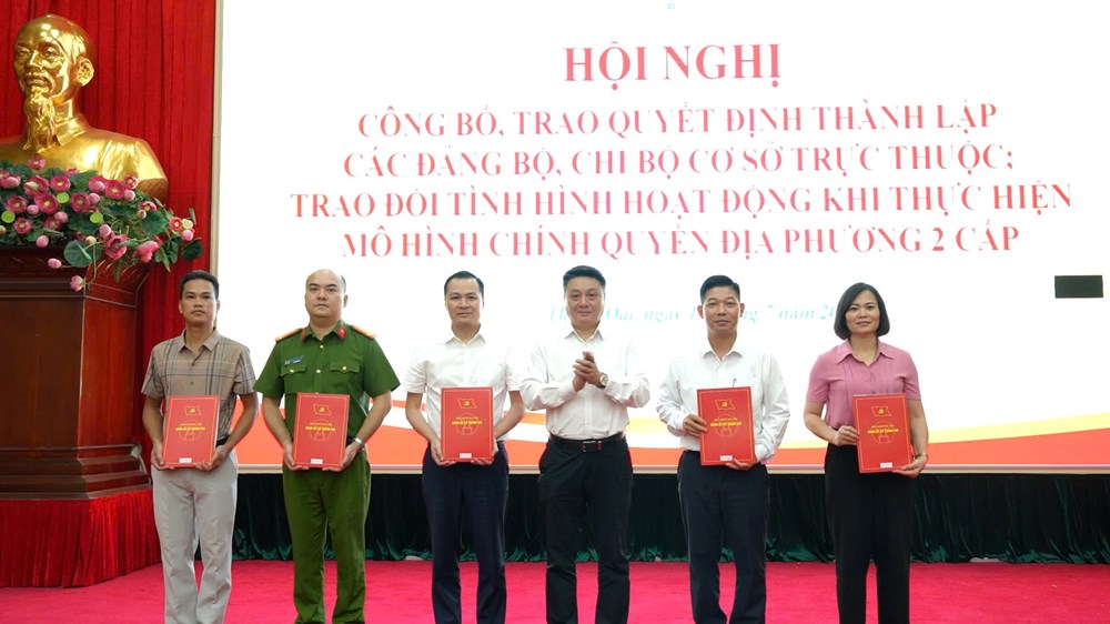 Xã Thanh Oai trao Quyết định về công tác cán bộ. Ảnh: Minh Đỗ