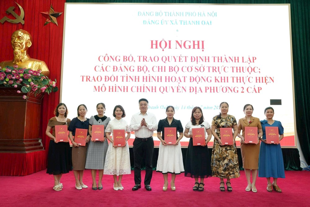 Xã Thanh Oai trao Quyết định về công tác cán bộ. Ảnh: Minh Đỗ