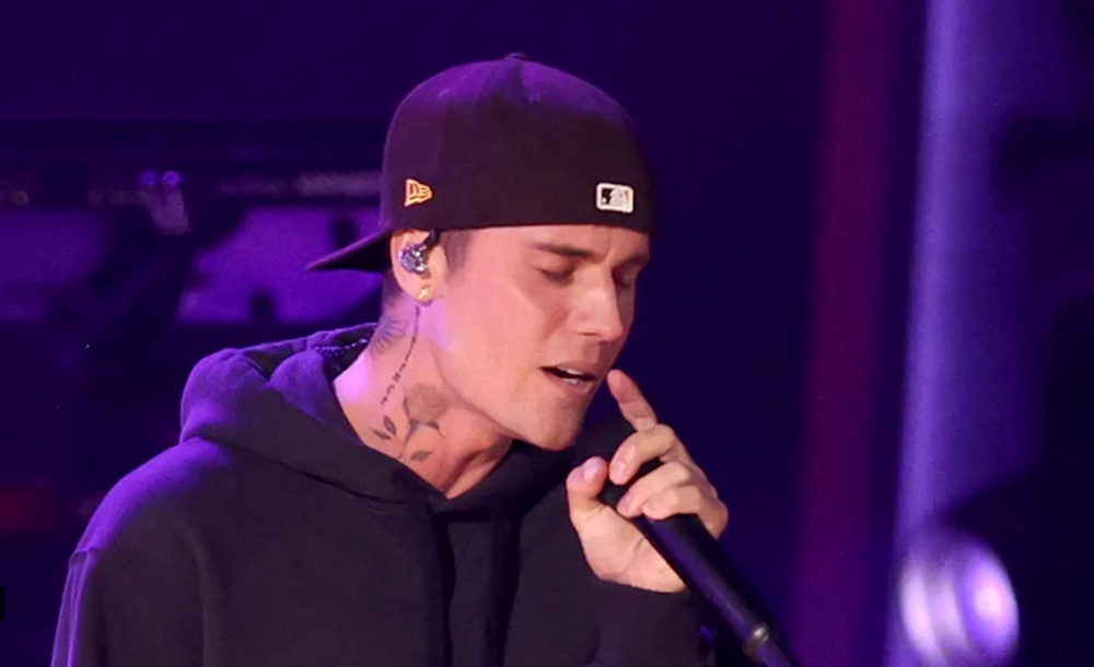 Justin Drew Bieber là một nam ca sĩ kiêm sáng tác nhạc người Canada. Bieber nổi tiếng nhờ khả năng kết hợp đa dạng nhiều dòng nhạc và là nghệ sĩ đóng vai trò quan trọng trong nền âm nhạc đại chúng hiện nay. Ảnh: Christopher Polk