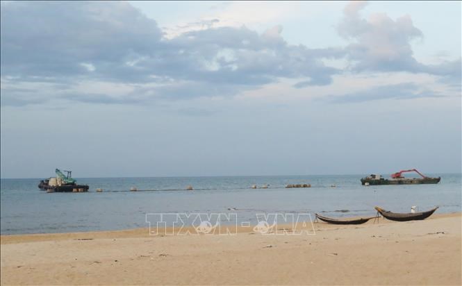 Phương tiện thi công đê ngầm cách bờ biển Thuận An hơn 100m, nhằm giảm tác động của sóng biển với bờ biển.