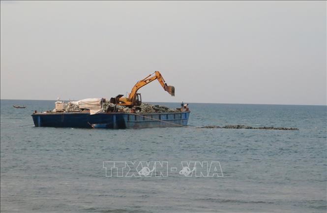 Phương tiện thi công đê ngầm cách bờ biển Thuận An hơn 100m, nhằm giảm tác động của sóng biển với bờ biển.
