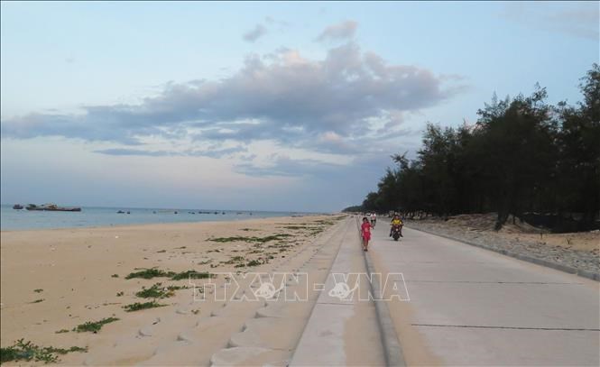 Kè chống xói lở bờ biển Thuận An, thành phố Huế giúp bảo vệ bờ biển.