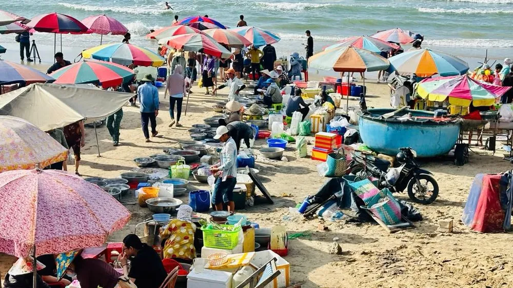 Chợ tự phát trên bãi biển Thủy Tiên. Ảnh: QUANG VŨ