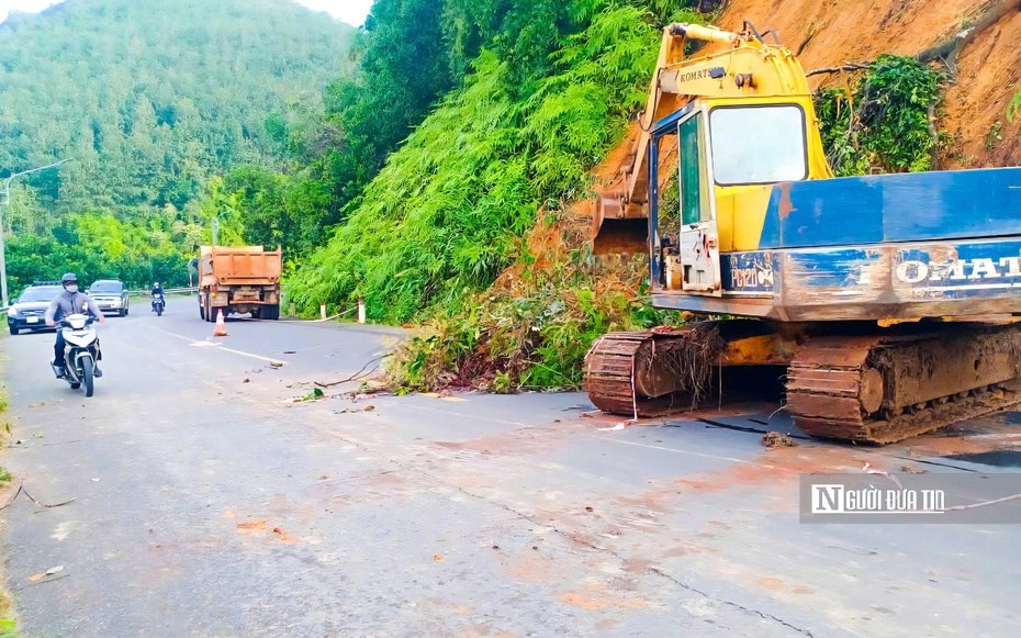 Khẩn trương khắc phục sạt lở tại tuyến đường huyết mạch nối Đồng Nai - Lâm Đồng - ảnh 1