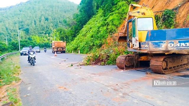 Vị trí Dốc 5 cây (Km19+500) bị sạt lở do mưa lớn kéo dài.