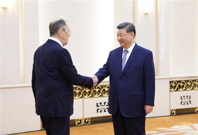 Chủ tịch Trung Quốc Tập Cận Bình (phải) và Ngoại trưởng Nga Sergey Lavrov tại cuộc gặp ở Bắc Kinh ngày 15.7.2025. Ảnh: THX/TTXVN