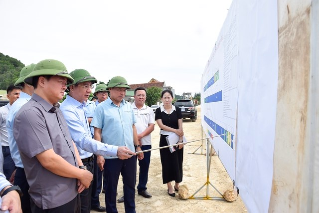 Ông Hoàng Phú Hiền - Phó Chủ tịch UBND tỉnh Nghệ An nghe báo cáo tiến độ thi công dự án.