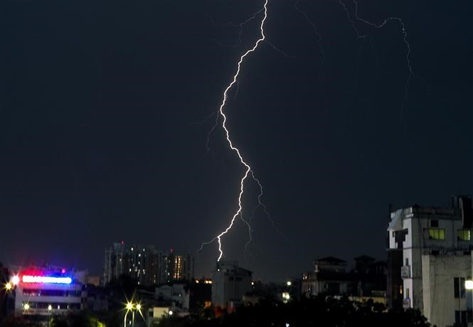 Tia sét trên bầu trời bang Nagpur, Ấn Độ. Ảnh: ANI/TTXVN