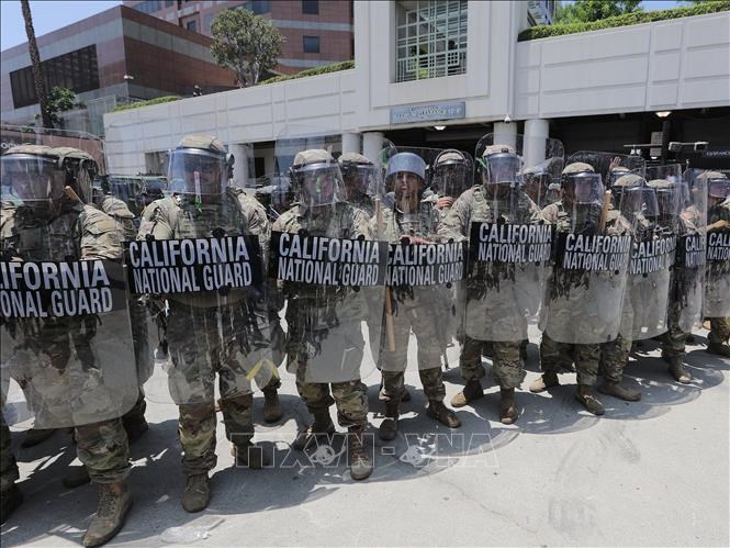 Lực lượng Vệ binh Quốc gia được triển khai tại thành phố Los Angeles, bang California, Mỹ ngày 08.06.2025. Ảnh: THX/TTXVN