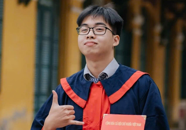 Nguyễn Việt Hưng, thủ khoa toàn quốc kỳ thi tốt nghiệp THPT 2025 cả khối A01 và D01. ẢNH: NVCC.