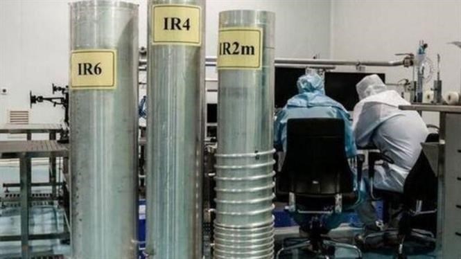Kỹ thuật viên làm việc tại một cơ sở hạt nhân của Iran. Ảnh: IRNA/TTXVN