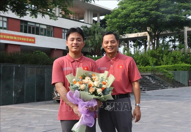 Em Ngô Quang Minh và thầy chủ nhiệm Nguyễn Đình Độ. Ảnh: Thanh Thương/TTXVN