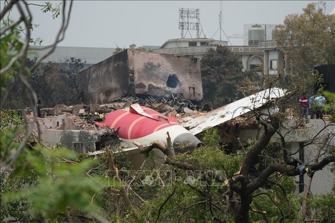 Hiện trường vụ tai nạn máy bay của hãng hàng không Air India tại Ahmedabad, bang Gujarat, Ấn Độ, ngày 13.6.2025. Ảnh: THX/TTXVN