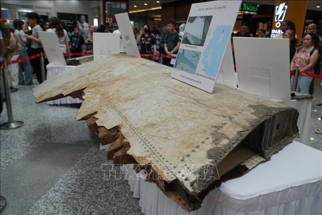 Một phần của cánh máy bay MH370 được bày tại sự kiện tưởng niệm các nạn nhân mất tích ngày 3.3.2024. Ảnh: Hằng Linh - P/v TTXVN tại Kuala Lumpur