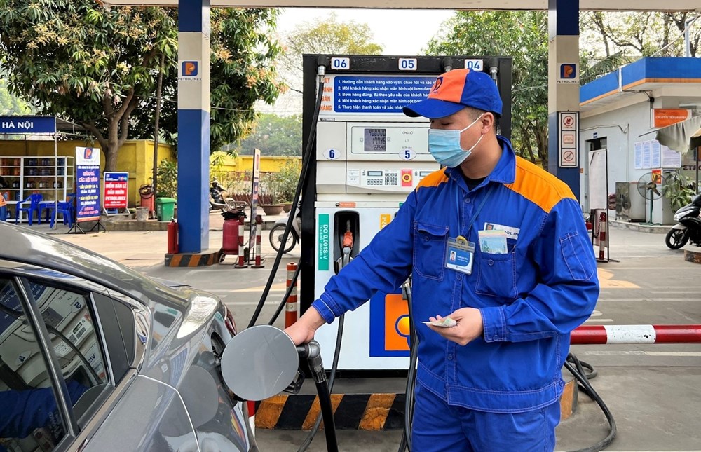 Giá xăng được dự báo giảm nhẹ trong chiều mai (17.7). Ảnh: BH