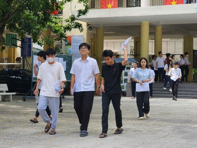 Học sinh tại thành phố Đà Nẵng vui vẻ sau kỳ thi tốt nghiệp.