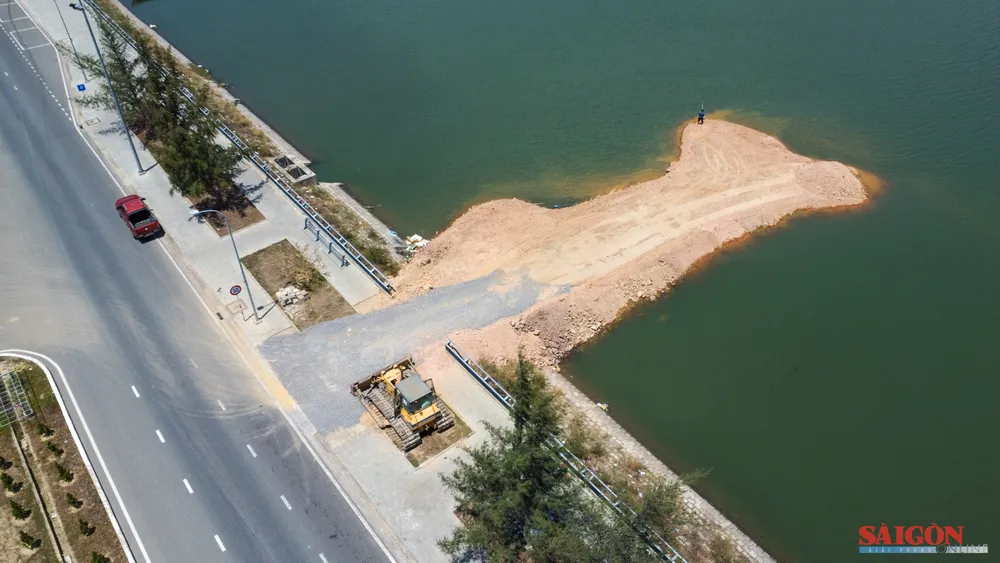 Khu vực lòng sông Quán Trường bị san lấp, trưa 14.7. Ảnh: HIẾU GIANG