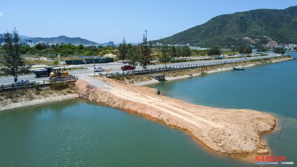 Khu vực lòng sông Quán Trường bị san lấp, trưa 14.7. Ảnh: HIẾU GIANG