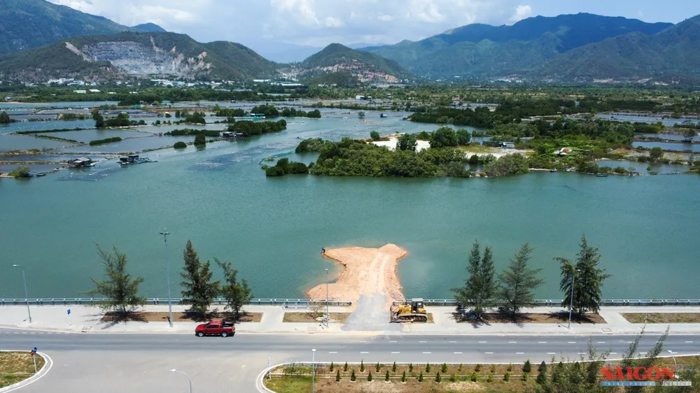 Khu vực lòng sông Quán Trường bị san lấp, trưa 14.7. Ảnh: HIẾU GIANG