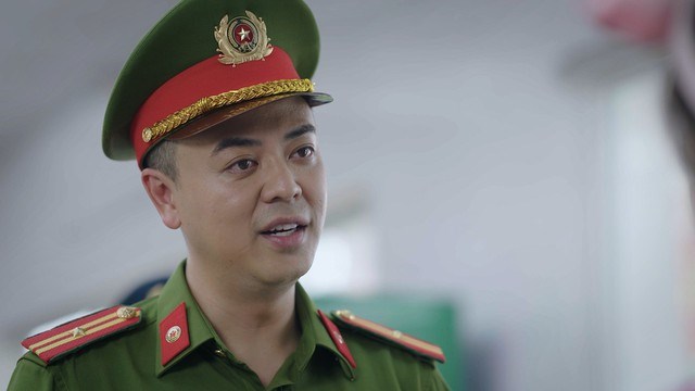 Diễn viên Tuấn Tú trong vai cán bộ công an Huy.