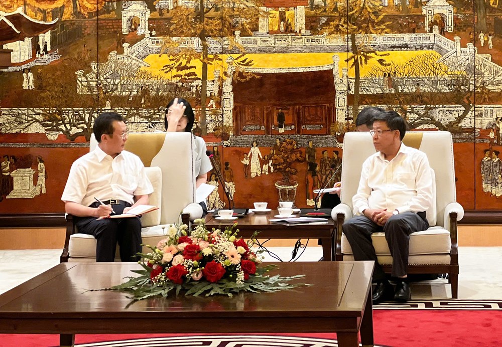 Phó Chủ tịch UBND thành phố Dương Đức Tuấn (bên phải) trao đổi với ông Tằng Tinh Hoa. Ảnh: Hoàng Linh