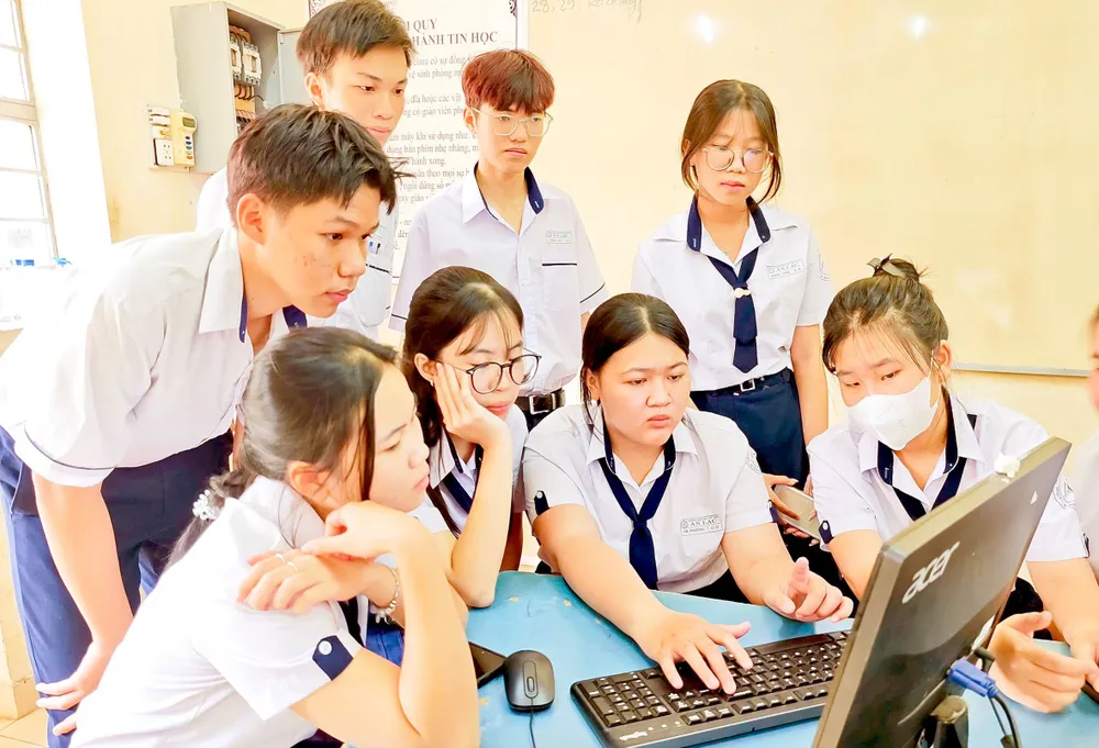 Học sinh Trường THPT An Lạc (phường An Lạc, TPHCM) xem điểm thi tốt nghiệp THPT 2025, sáng 16.7. Ảnh: HOÀNG HÙNG