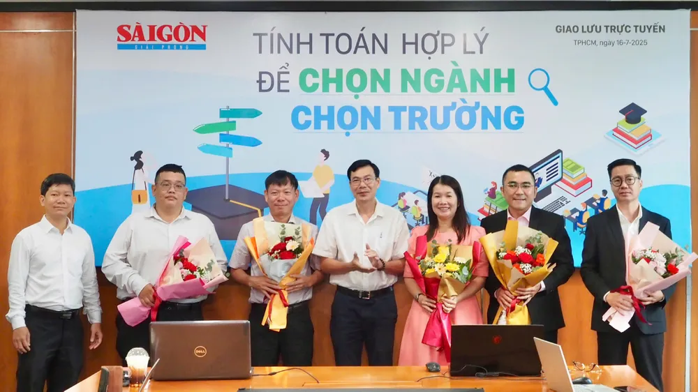 Phó Tổng Biên tập Báo SGGP Phạm Trường (giữa) tặng hoa các khách mời tại buổi giao lưu trực tuyến. Ảnh: HOÀNG HÙNG