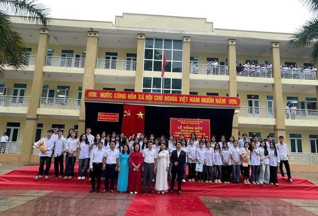 Em Trịnh Thu Hiền chụp ảnh kỷ niệm với thầy cô và bạn bè trước khi rơi mái trường THPT Tống Duy Tân.