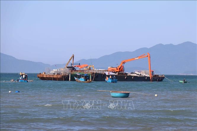 Các đơn vị thi công đang đẩy mạnh tốc độ thi công tuyến đê ngầm giảm sóng dài gần 2,2 km, nằm cách bờ khoảng 250m.