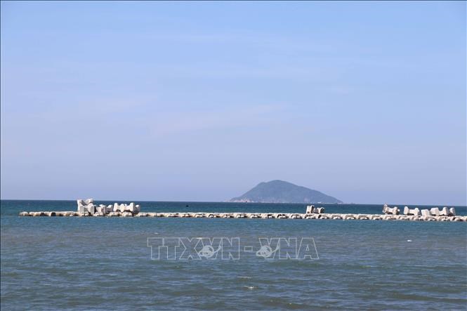 Hàng nghìn khối Holhquader đúc sẵn được tập kết để xây dựng đê ngầm.