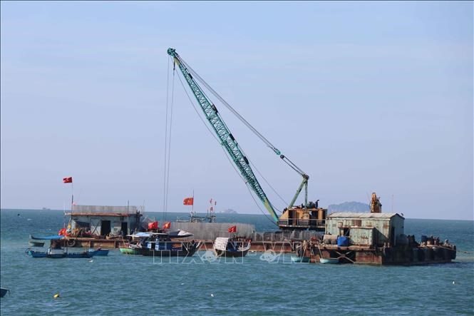 Sử dụng thiết bị chuyên dụng để gia cố phần móng của tuyến đê ngầm giảm sóng từ xa.
