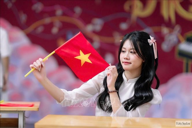 Em Trần Nguyễn Yến Nhi (trường THPT Cửa Lò, Nghệ An) là thủ khoa khối C toàn<br/>quốc với 29,75 điểm (Ngữ văn 9,75; Lịch sử 10; Địa lí 10). Ảnh: TTXVN phát