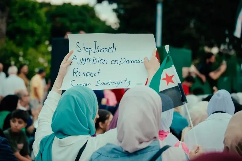 Người dân Syria phản đối Israel ném bom thủ đô Damascus. Ảnh: Al-Jazeera