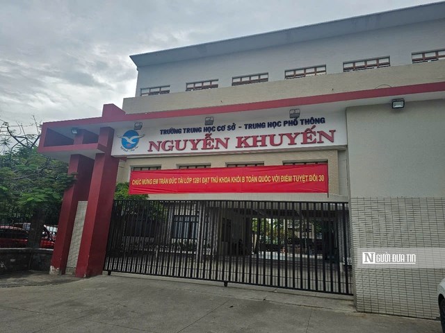 Nhà trường chúc mừng học sinh đạt thủ khoa khối B toàn quốc với điểm tuyệt đối. (Ảnh: Nguyễn Lành)