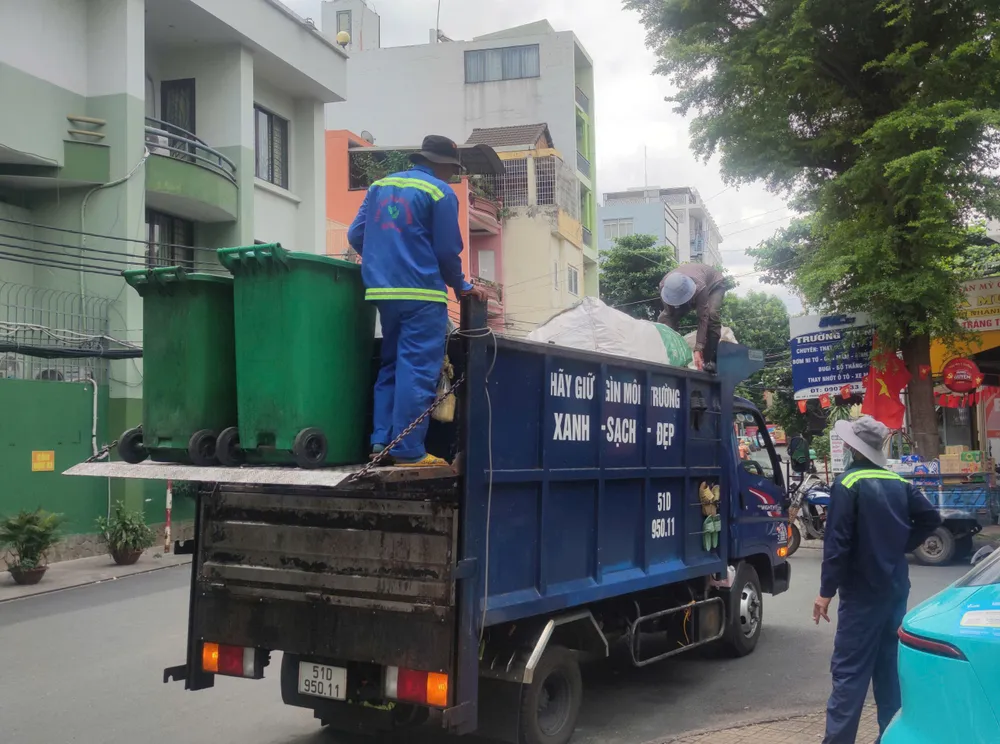 Đơn vị thu gom rác thải sinh hoạt trên địa bàn phường Tân Bình, TPHCM. Ảnh: THANH HIỀN