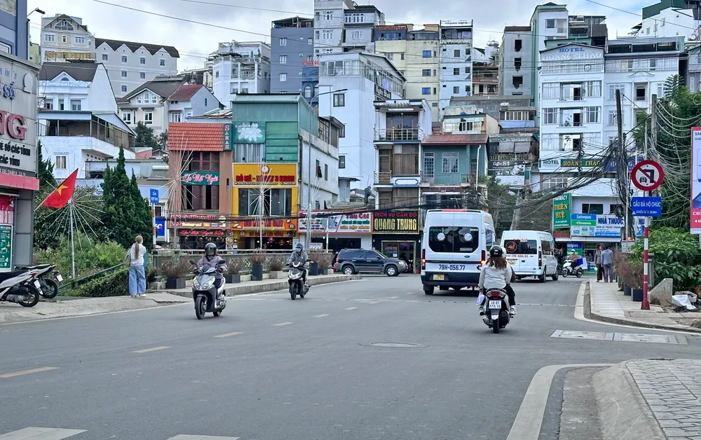 Đối với hướng di chuyển từ đường Bà Triệu đi Nguyễn Văn Cừ, biển cấm được đặt cách xa nút giao với Nguyễn Văn Cừ, dẫn đến hiểu nhầm về hướng cấm rẽ. Ảnh: ĐOÀN KIÊN