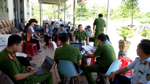 Cảnh sát kinh tế và đơn vị chức năng làm việc cơ sở thu mua lợn dịch.