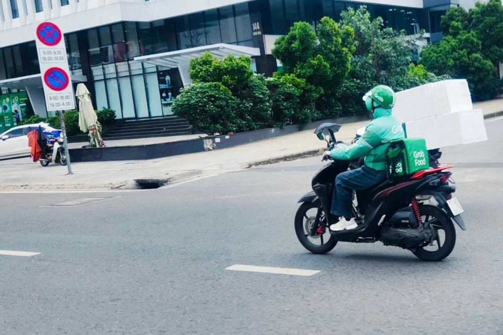 Shipper cũng sẽ dần chuyển đổi sang sử dụng xe máy điện. Ảnh: Linh Nguyễn