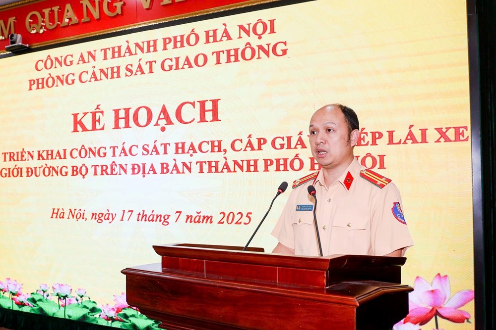 Trung tá Phạm Hoài Nam, Phó Trưởng phòng Cảnh sát giao thông triển khai kế hoạch cao điểm. Ảnh: MH