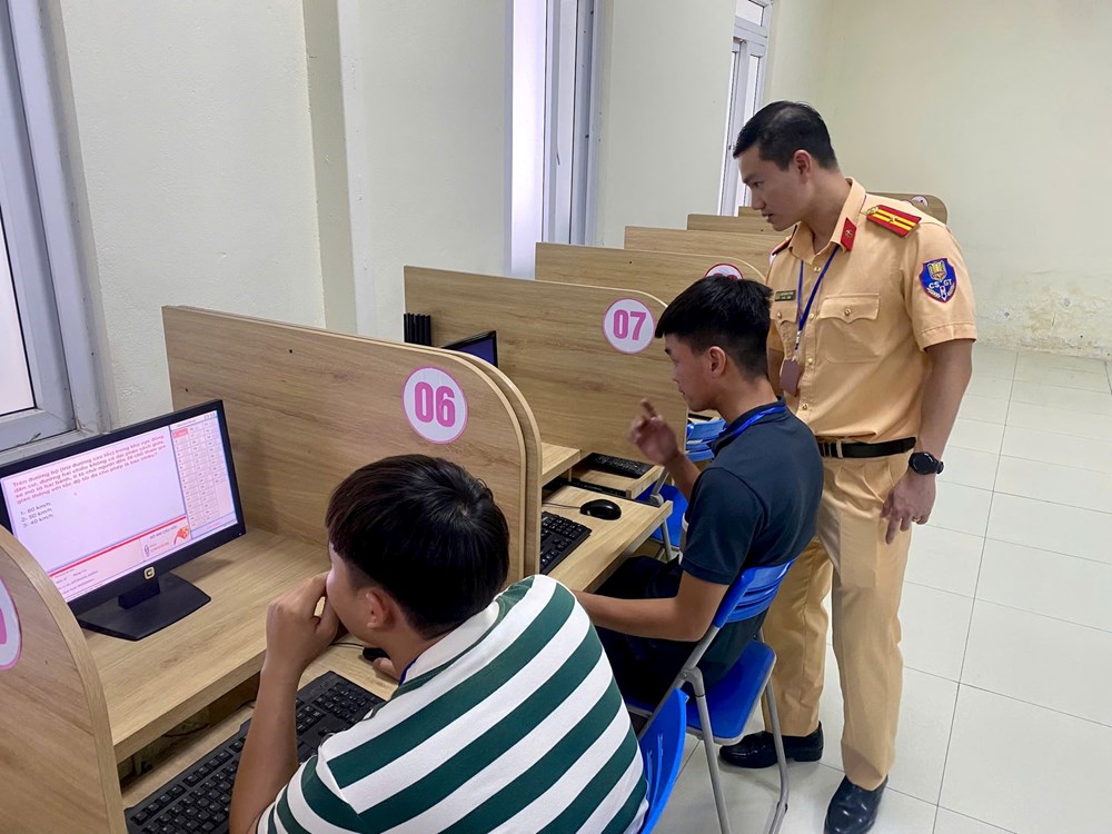 Cán bộ Cảnh sát giao thông Hà Nội giám sát thí sinh trong quá trình thi lý thuyết sát hạch giấy phép lái xe ô tô. Ảnh: MH