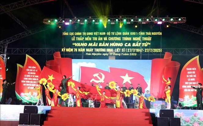 Tiết mục nghệ thuật tại chương trình. Ảnh: Trần Trang/TTXVN