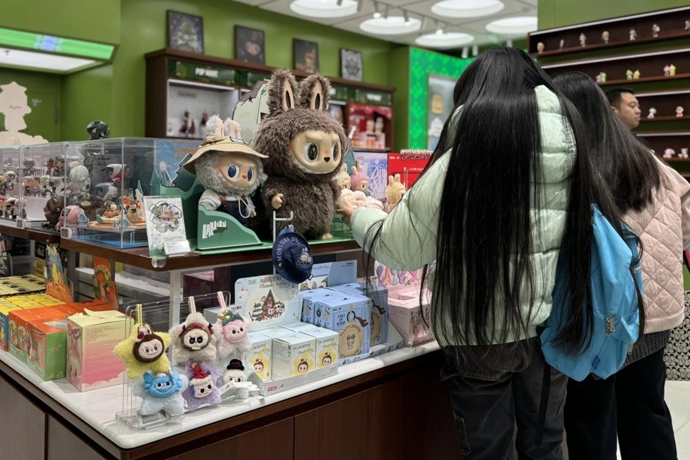 Khách hàng lựa chọn đồ chơi Labubu tại một cửa hàng Pop Mart ở Thượng Hải. Ảnh: SCMP