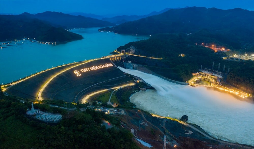 Hồ thủy điện Hòa Bình mở cửa xả đáy thứ ba hồi 15h ngày 17.7. Ảnh: PV