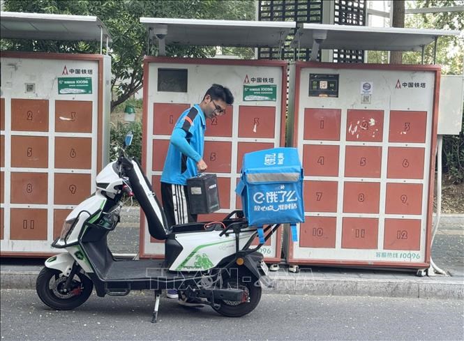 Tại Trung Quốc, người sử dụng xe đạp điện và xe máy điện có thể đổi pin đã sử dụng hết bất cứ đâu trong thành phố.
