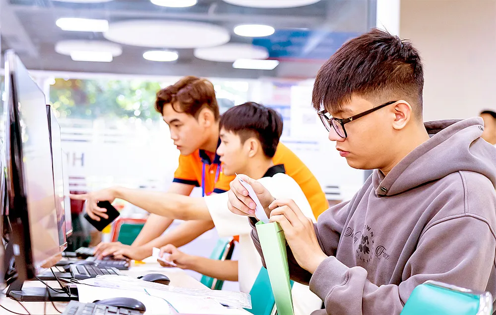 Cán bộ tuyển sinh hỗ trợ, hướng dẫn thí sinh đăng ký xét tuyển trên Hệ thống tuyển sinh của Bộ GD-ĐT. Ảnh: THANH HÙNG